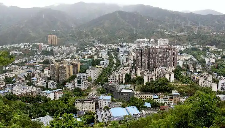 除了旧照片,在盐边县举县搬迁后,陈石存又开始着手拍摄新县城的建设与