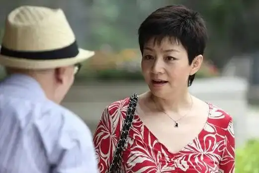 出生在军区大院的宋丹丹,拥有着文艺圈中的"黄金血统".