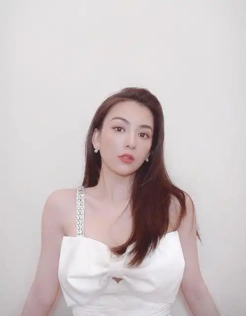 天王嫂方媛穿搭新高度黑色内衣配豹纹外套彰显性感身材