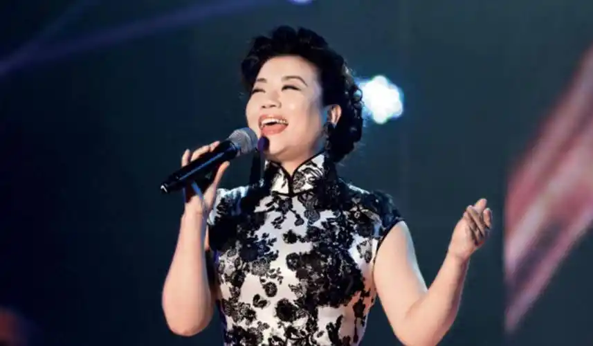 2023年,一则张也和关锦鹏分手的消息突然在网上传出.