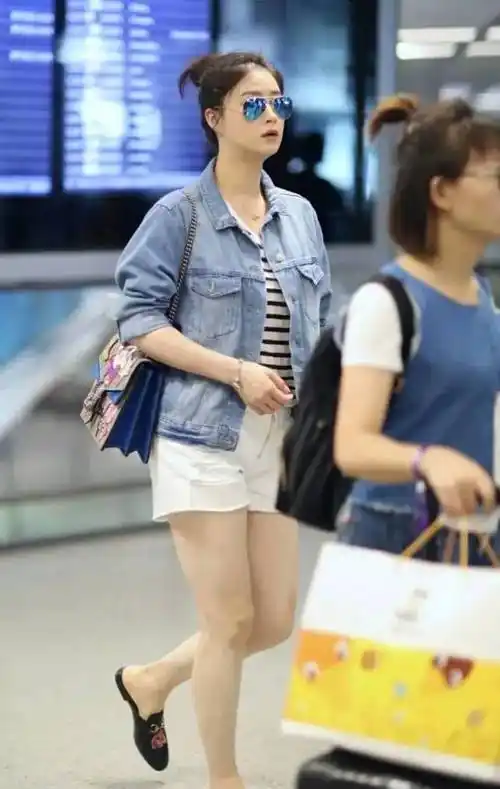 蒋欣真是大骨架穿衣的模板,牛仔外套和短裤,39岁看起来就像29岁_女性