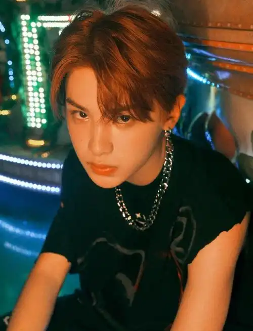 黄明昊2021首场线下音乐节打卡成功 全场大合唱燃爆整个乐园!