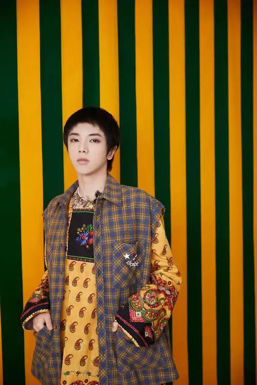 华晨宇解锁新造型,穿波西米亚风刺绣长裙,网友:太会穿了!__财经头条