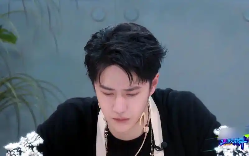 就是街舞】王一博委屈包上线,酷在线问什么时候可以掐一把王队长的脸?