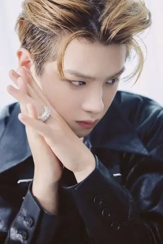 黄明昊《密室大逃脱》预告 皮衣外套 背头潮酷选手没错了!