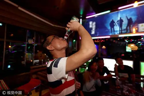 80后小伙开酒吧月入三万拼命喝酒赚回头客