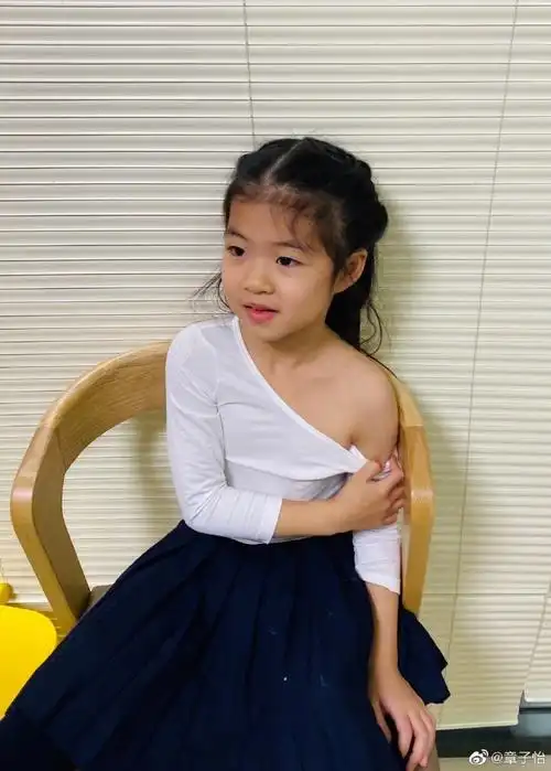 章子怡晒女儿接种疫苗照片 赞"遇针从容淡定"
