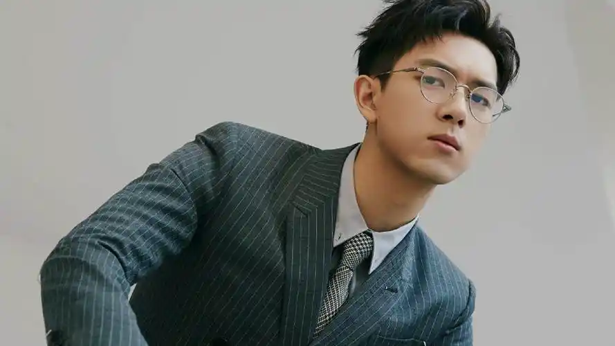 李现晒帅气西服造型照,绅士范儿十足,眼神犀利迷人