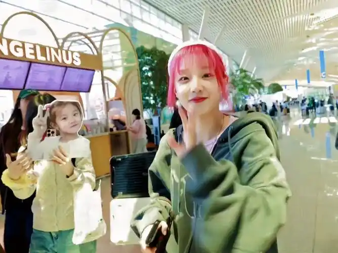 【宋雨琦】240516 机场被童年照包围 | 飞往沈阳录制跑男