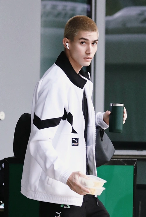 《创4》米卡上班图,他拿的早饭成了焦点,节目组就给练习生吃这东西?