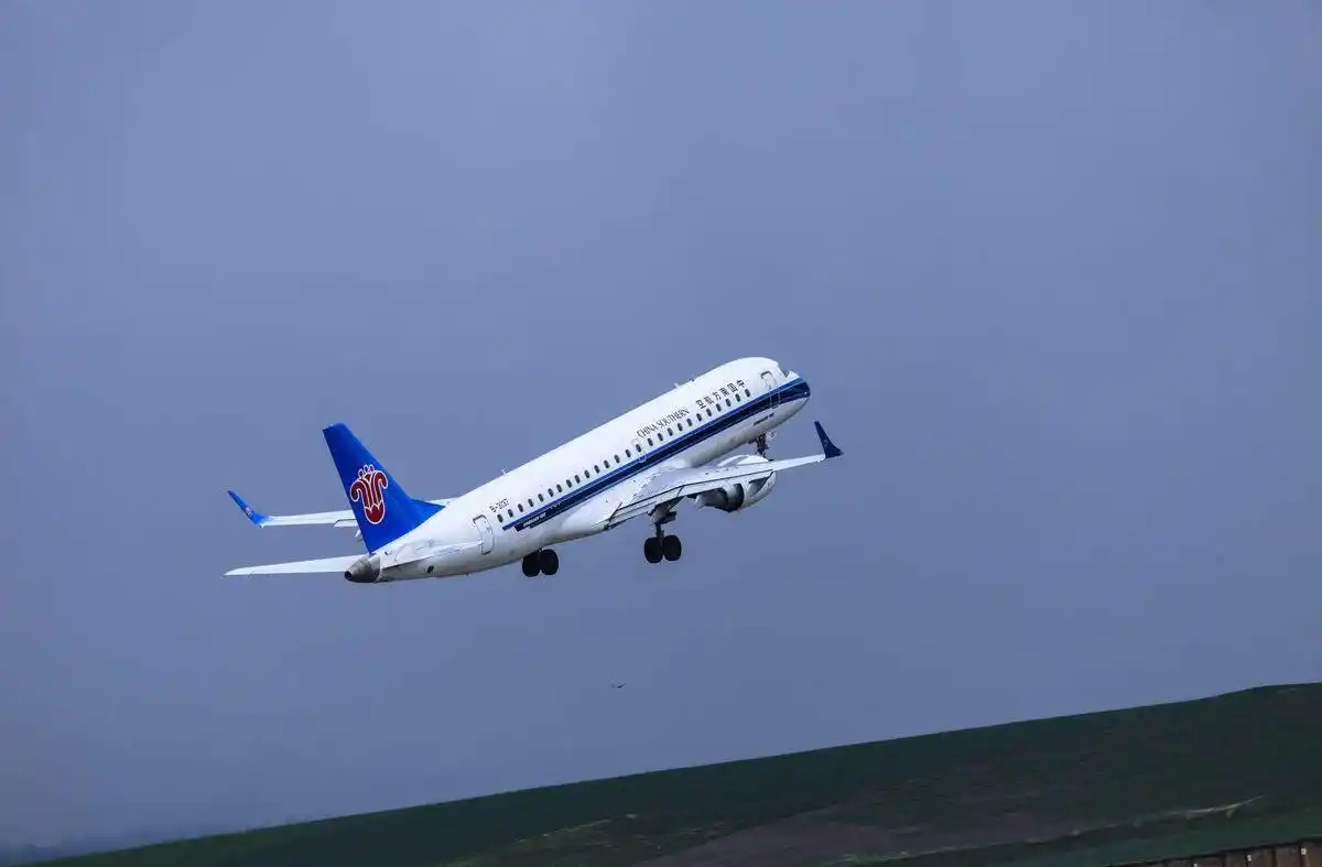 为什么飞机起飞后,空姐都把帘子拉上?其中有三个原因