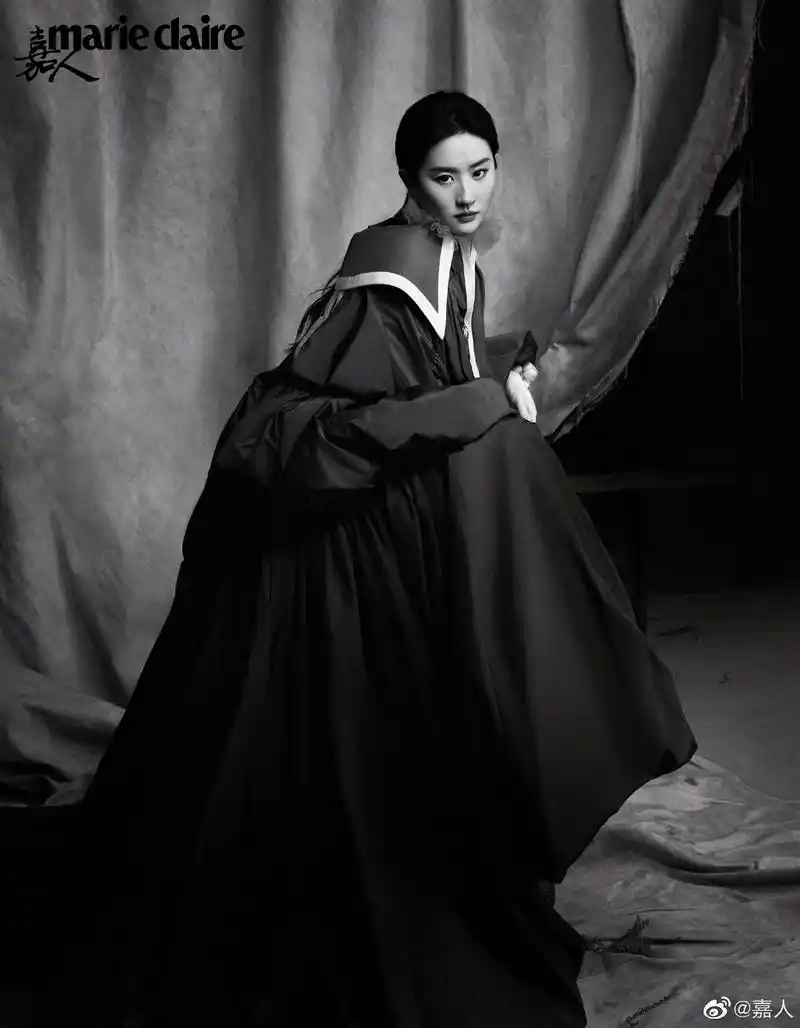 刘亦菲《嘉人》三月封面,裸色抹胸身材曼妙,仙气飘飘如花神降临