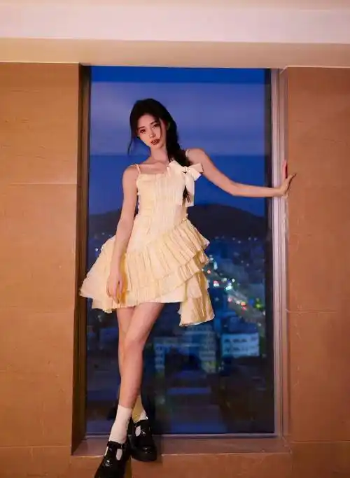 鞠婧祎穿黄色吊带百褶裙 举手投足尽显甜美_表演_活动_观众