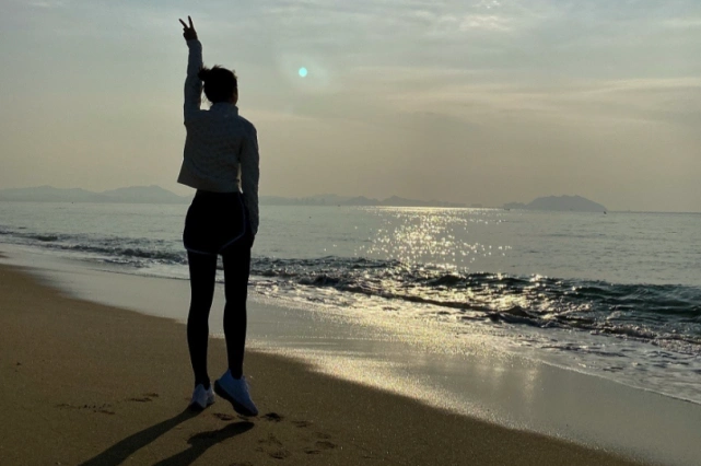 还有一张是在沙滩上伸手比耶,换上一身运动装特别利落清爽,赵今麦作为