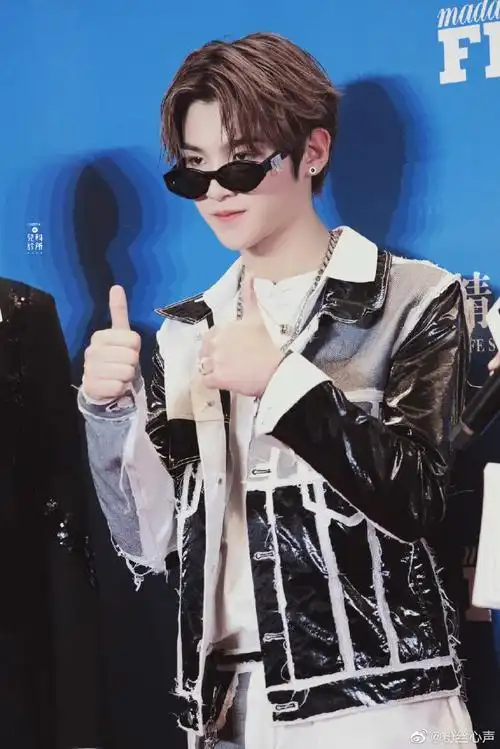 黄明昊湿发##费加罗风尚盛典