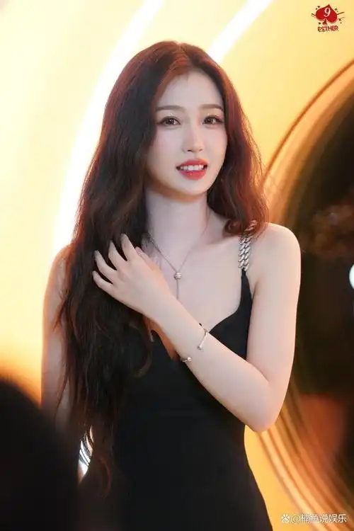 虞书欣真是宝藏女孩!穿吊带裙身材真抢镜,长发飘飘可甜可盐