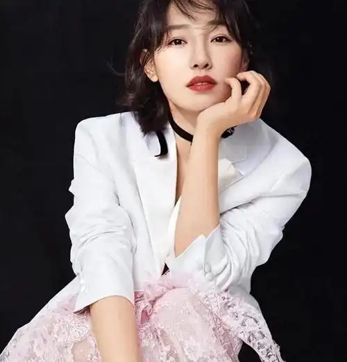 纪实白百何晒短发照清爽干净,戒指很晃眼,状态格外的好