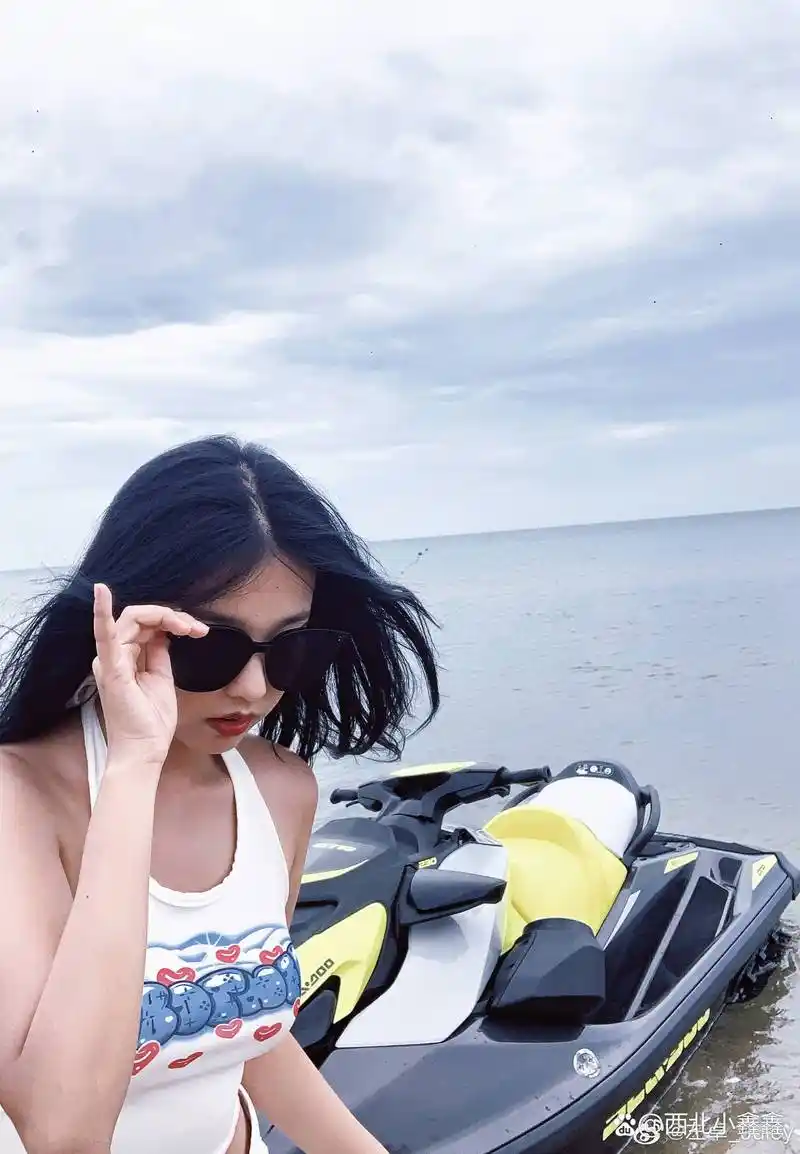 左卓辣妹风海滩白色吊带写真,青春靓丽,清纯女神,校花级别的练习生.