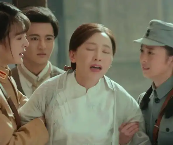 《娘道》结局:瑛娘用自己的身躯帮牢生接子弹,替儿子赎罪,但她没有死