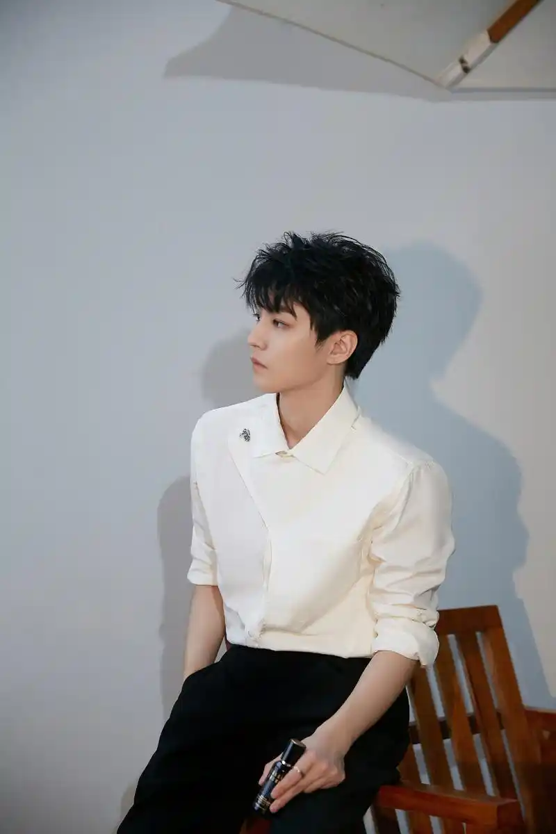 王俊凯白衬衫墨镜造型也太帅了吧!好干净好秀气的男孩呀!