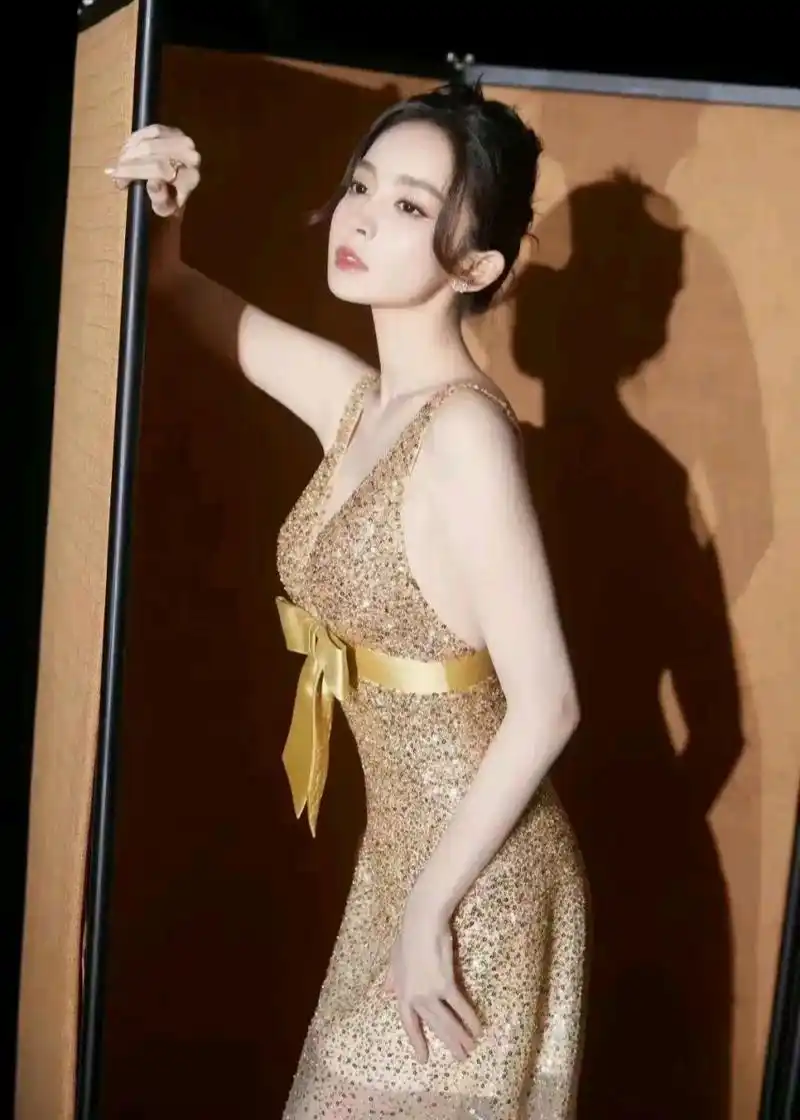 古力娜扎一袭金色深v露背裙,优雅高贵,性感迷人,举手投足间尽显风情!