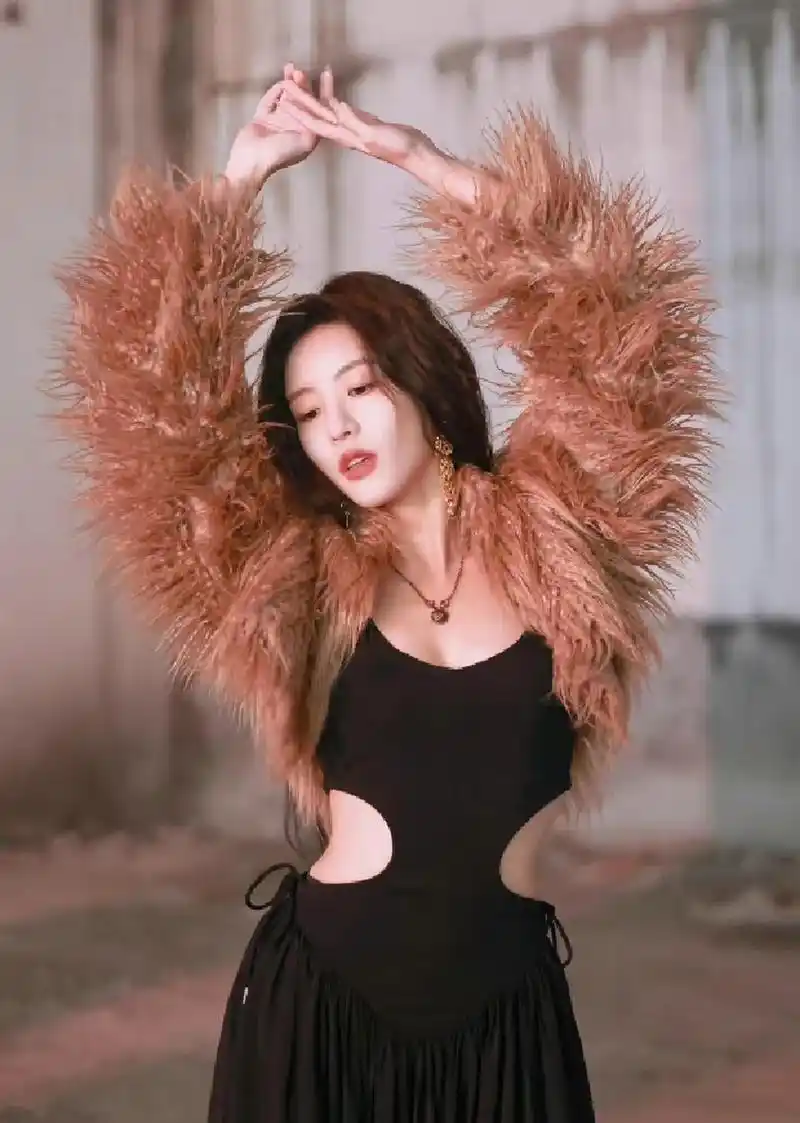 孙芮纯黑小背心连衣裙写真,尽显身材