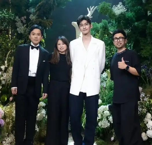 40岁张翰当伴郎照片曝光,瘦下来的他,真的不油了!