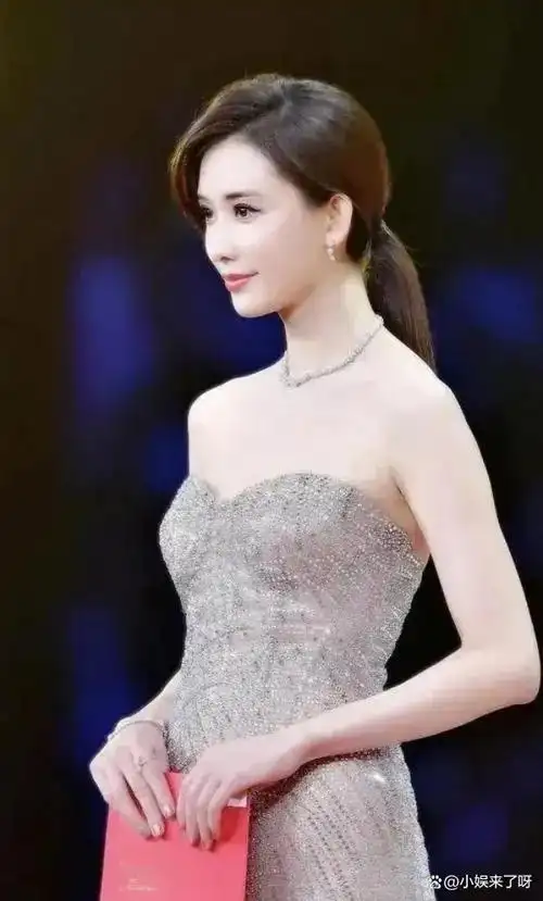 标题:林志玲惊艳亮相,美照引发热议