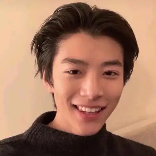 长发男孩嬉笑头像