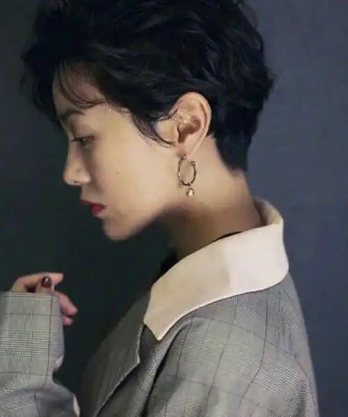 原创谁说长发飘飘才好看这些女明星的短发比长发还惊艳