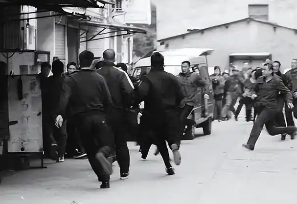 83年全国严打有多狠中央两年抓177万人邓公必须扫除菜刀队