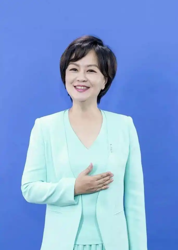 鞠萍:坚韧与才华,从童年坎坷到央视名主持的蜕变 在无数个午后,当阳光