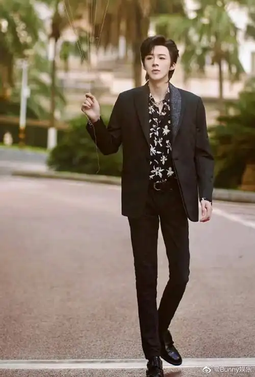 188大帅哥倒地好长一条#内娱男明星188天团,腿比命长系列,你最喜凰