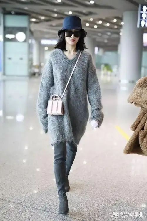 演员王鸥现身机场穿宽大毛衣搭配高筒长靴秀纤瘦身材慵懒时尚