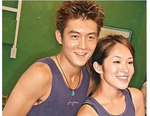 在海外求学的经历中,萧亚轩邂逅了她的初恋男友祝钒刚,那时他们还是