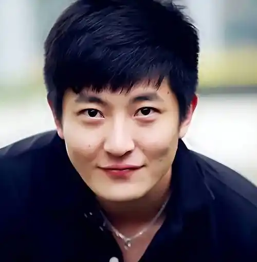 "老男孩"郭京飞与鲍莉闪婚,宠妻狂魔19年,家有一子,幸福温馨