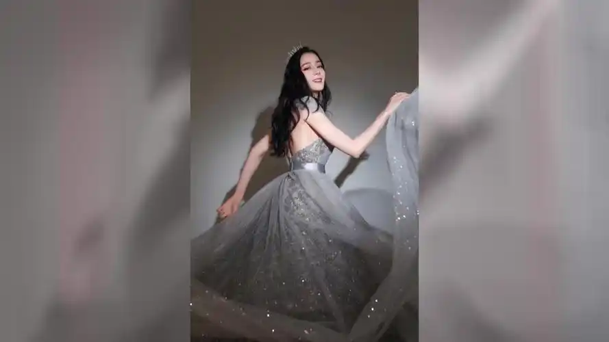 璀璨优雅的迪丽热巴身穿露肩亮片礼服 宛如仙女-娱乐视频-搜狐视频