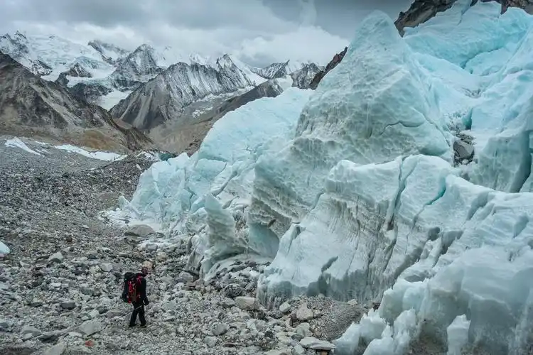 世界第五高峰8463米马卡鲁峰大本营附近的蓝色冰川拍摄视频2019年5月