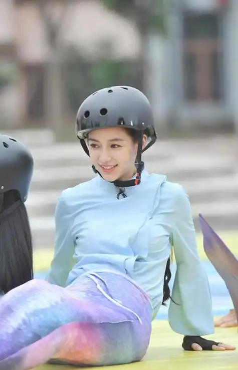 杨颖1989年出生于上海,她的家境普通,父母都是工人常年在外工作,小