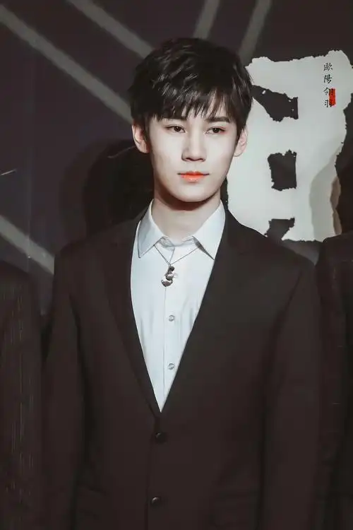 来看看张真源以前的红毯黑色西装造型