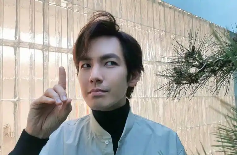 原创46岁钟汉良低调求美食素颜不输小鲜肉网友迅速被安利同款湘菜