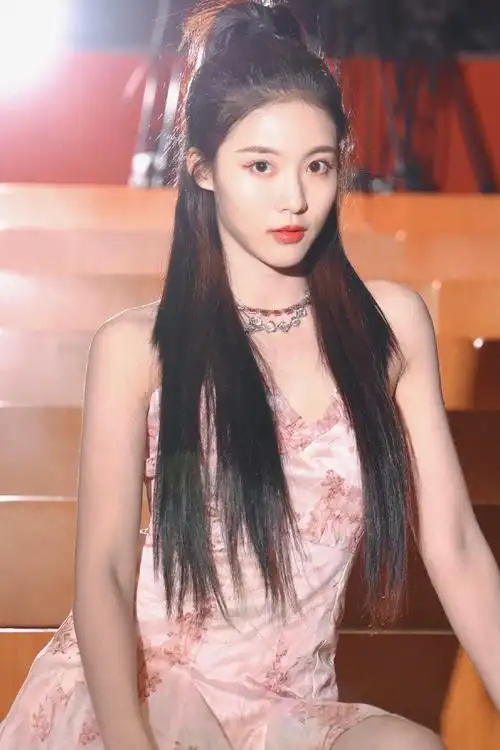孙芮最新写真俏皮可爱 穿粉色连衣裙少女感十足|孙芮|连衣裙_新浪新闻