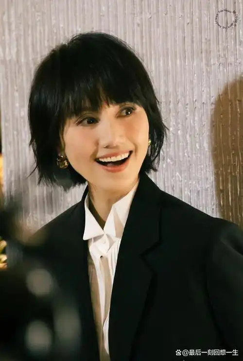 袁泉穿搭教科书!西装牛仔喇叭裤演绎职场时尚,优雅知性迷倒众人