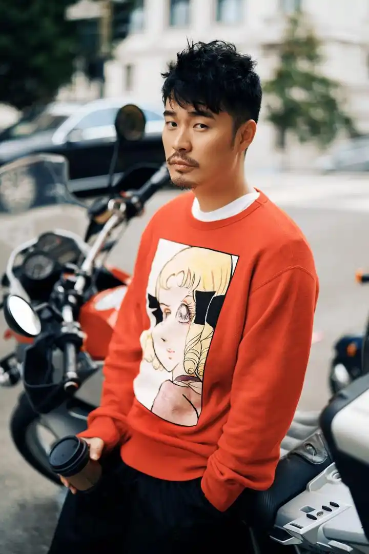 陈赫曝最新时尚街拍蓄胡造型荷尔蒙爆棚