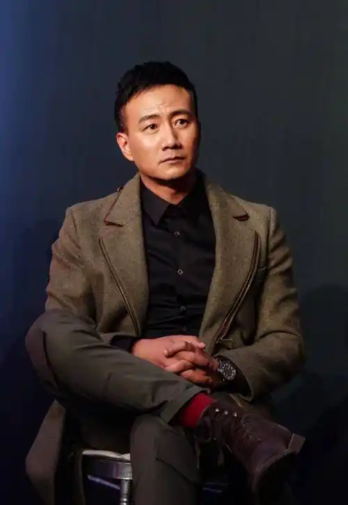 易立竞采访胡军:张国荣那么卖力帮你,是因为他是"同志"吗_电影_刘烨