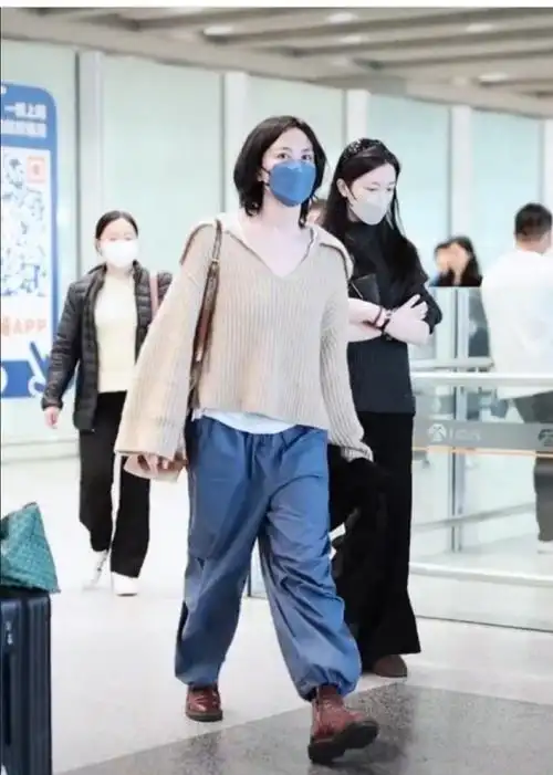 6754岁王菲现状:和女儿机场被偶遇,素颜穿麻花毛衣看着像30岁_腾讯