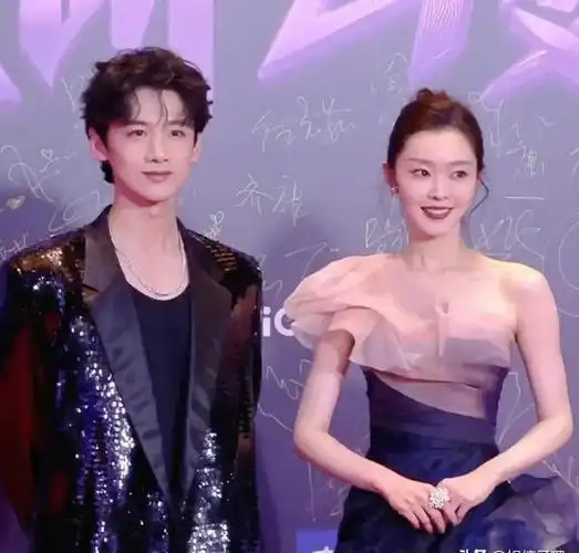 【王晓晨】在剧中,王晓晨所饰演的"袁梦"一角引发了广大网友的热烈