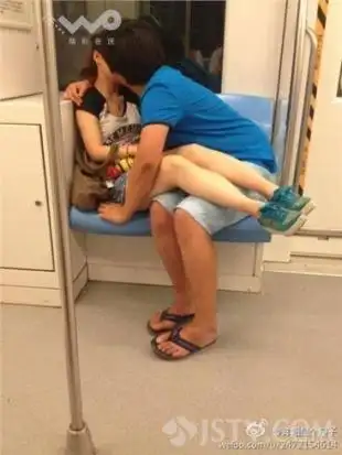 情侣地铁大方"秀恩爱" 引网友唏嘘