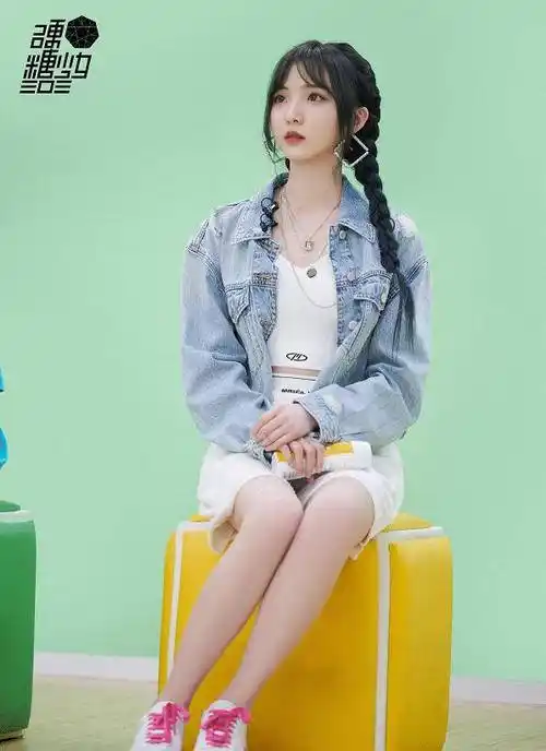 这次郑乃馨就选择了一款精致的妆容出镜,不仅凸显出