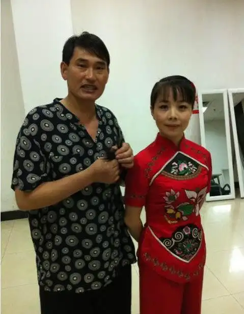 32岁王二妮全家近照,送丈夫豪车农村父母几套房,现还做了大官